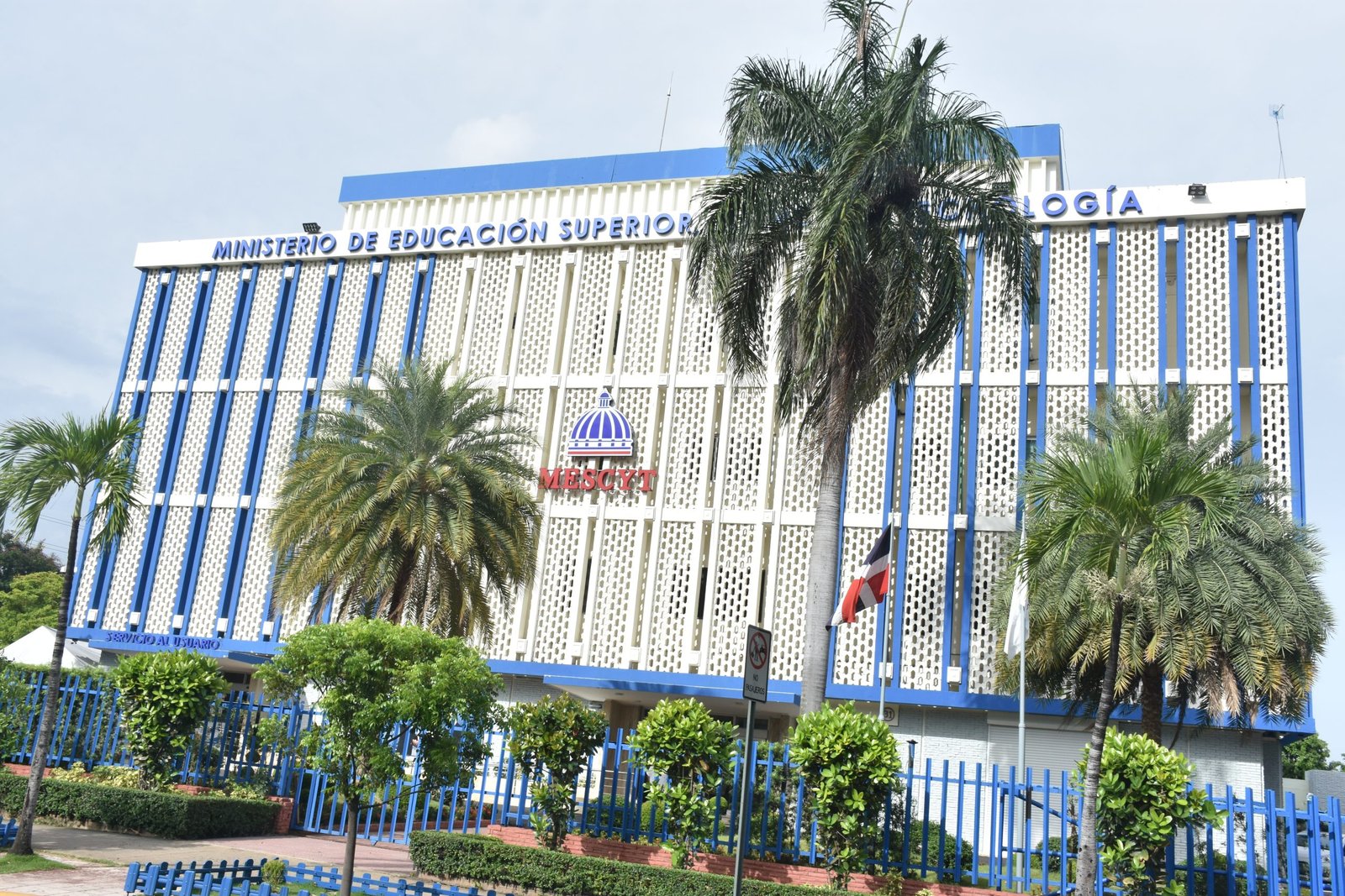 MESCyT anuncia más de 4,000 becas y plantea reforma del sistema educativo